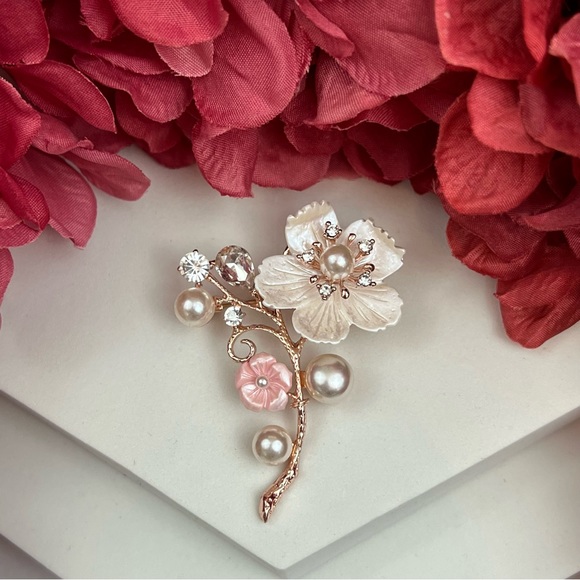 Crystal and Pearl Flower Brooch Lapel Pin - Picture 6 of 9